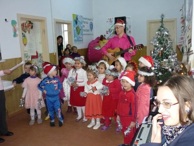 „Vin colindătorii....” la Şcoala Primară nr. 2 Sauceniţa - FOTO