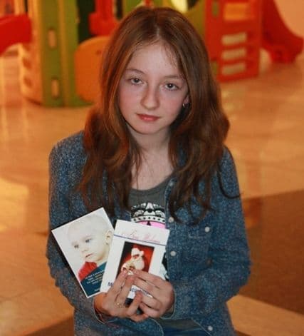 Întâlnire cu „mica scriitoare” pentru Alexia, fetiţa de 2 ani, bolanvă de cancer