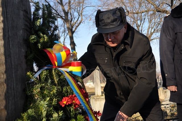 Depunere de coroane şi slujbă de pomenire a eroilor Revoluţiei organizată la Dorohoi - FOTO