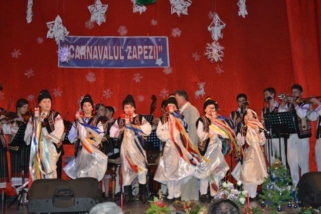 Dorohoi: „Carnavalul zăpezii”, un spectacol de povestit pe ninsori