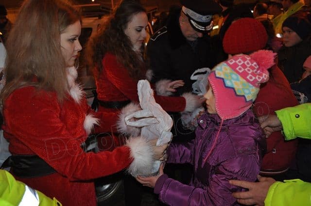Cadouri pentru sute de copii din Dorohoi distribuite de ajutoarele lui Moș Crăciun - FOTO