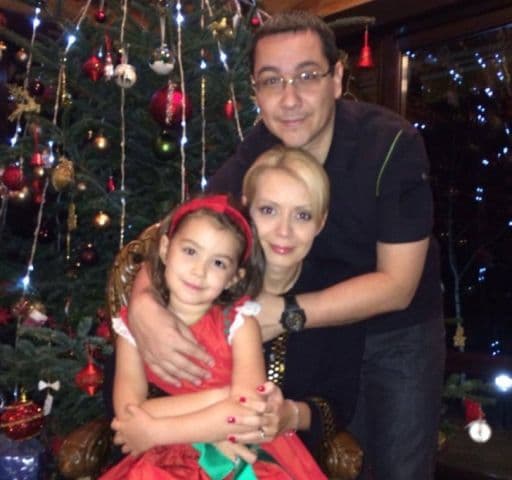 Victor Ponta, pe Facebook: Vă doresc să trăiţi Sărbătorile alături de familie, în linişte şi armonie
