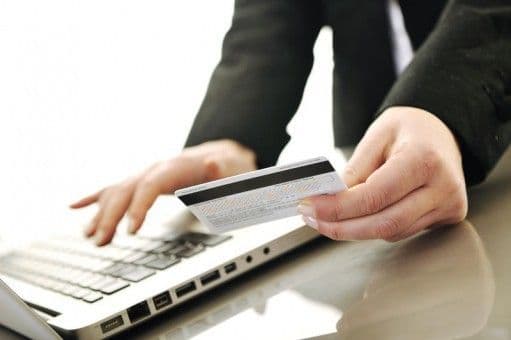 Poliția: Cei care cumpără bunuri de pe internet să fie atenți la plata cu cardul și la site-urile care nu sunt securizate
