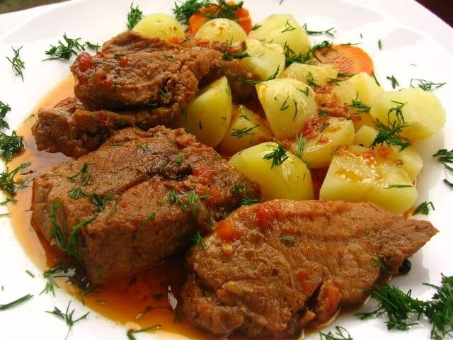 Friptură de porc cu cartofi țărănești
