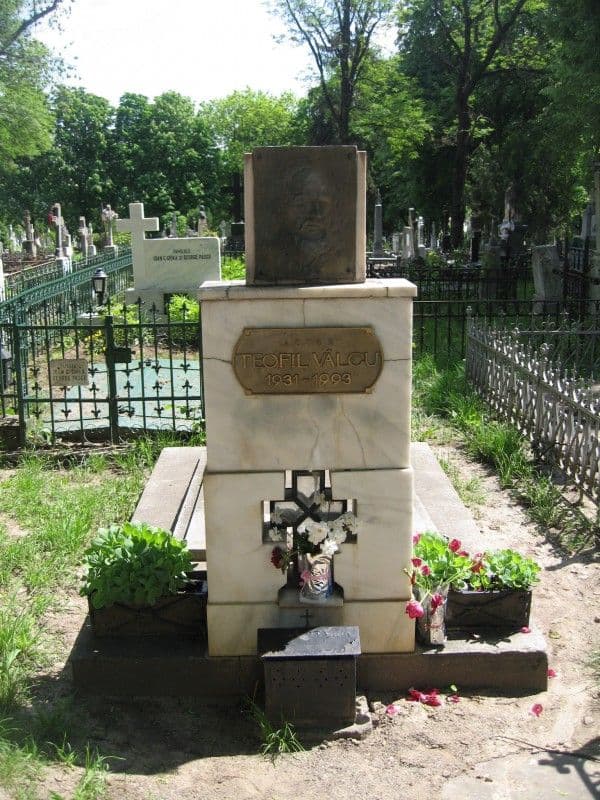mormantul-lui-teofil-valcu-la-cimitirul-eternitatea-din-iasi