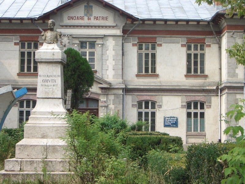 statuia Valter Maracineanu in fata pavilion administrativ