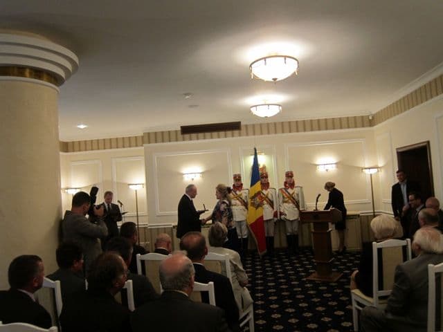 2. Lucia Olaru Nenati decorata de Presedinele Republicii Moldova - Copie