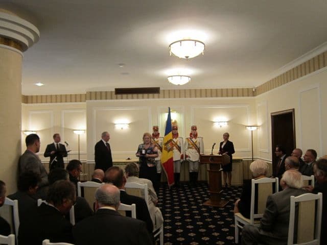3. Lucia Olaru Nenati multumind pentru acordarea Medaliei M. Eminescu 