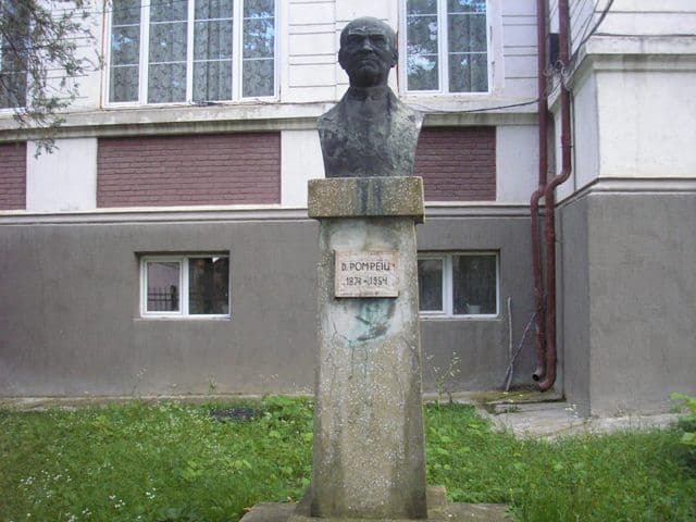 statuie D.Pompeiu in curte colegiu