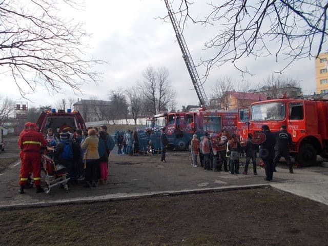Scoala Altfel la pompierii dorohoieni_12