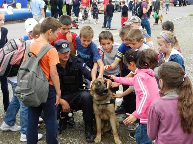 Ziua copilului - demonstratie jandarmi - Dorohoi1