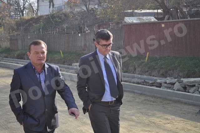 Andrei Dolineaschi si Dorin Alexandrescu_vizita santiere Dorohoi_03
