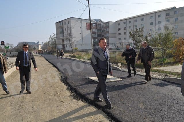 Andrei Dolineaschi si Dorin Alexandrescu_vizita santiere Dorohoi_11