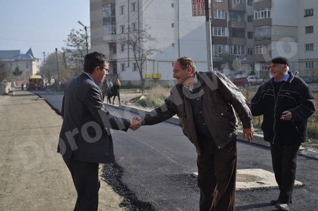 Andrei Dolineaschi si Dorin Alexandrescu_vizita santiere Dorohoi_12