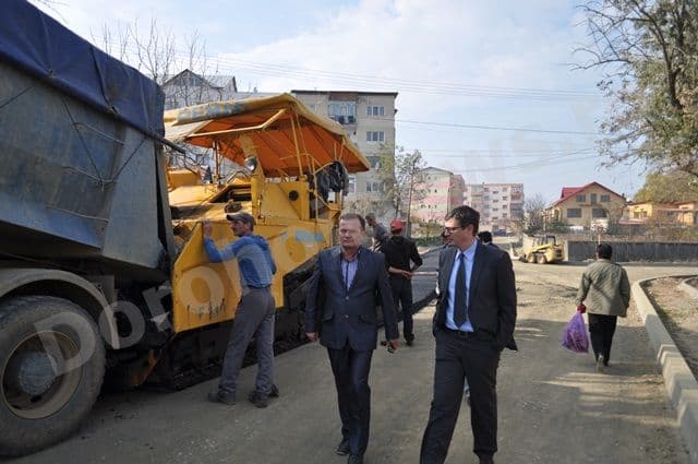 Andrei Dolineaschi si Dorin Alexandrescu_vizita santiere Dorohoi_14