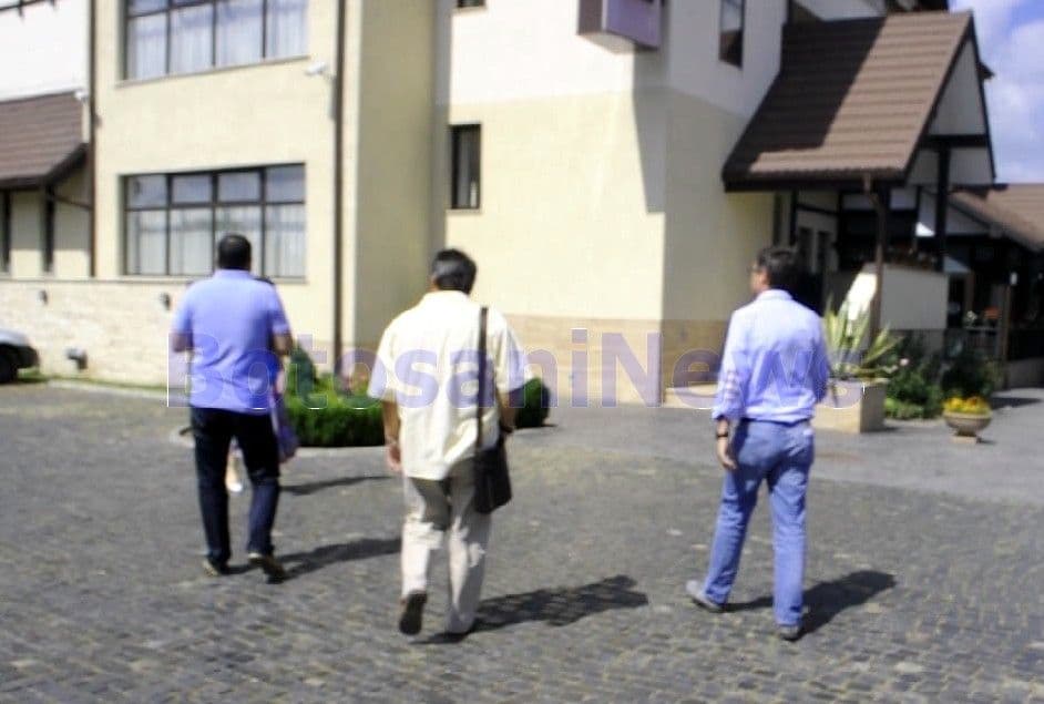 Andrei-Dolineaschi-Viorel-Iliuta-si-Gheorghe-Sorescu-intrand-in-Pensiunea-Boema