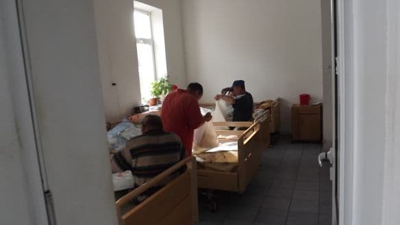 Senatorul Federovici alaturi de persoanele asistate medico-social de la Flamanzi (6)