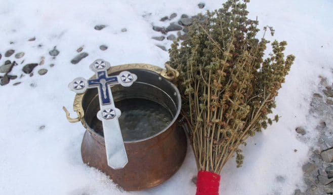 Preoții au început sfințirea locuințelor pentru Bobotează