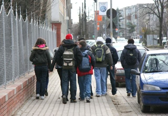 De astăzi, elevii se întorc la şcoală