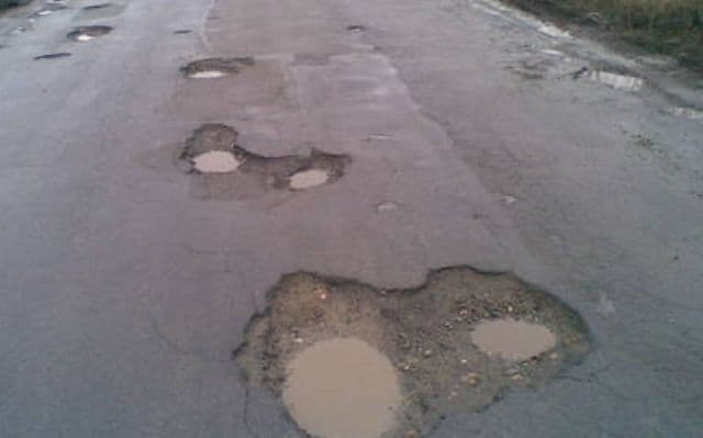 Primăriile plătesc despăgubiri pentru maşinile distruse în gropi