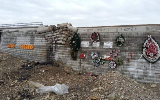Cea mai mare aberaţie rutieră din România: „Zidul Morţii”, pilon-capcană în mijlocul drumului - FOTO