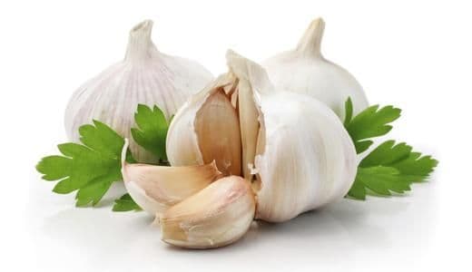 3 trucuri să scapi mai repede de mirosul de usturoi de pe mâini