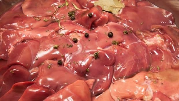 Ficatul de pui, sursă de fier sau toxine dăunătoare?