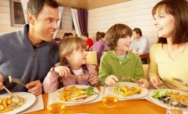 Codul bunelor maniere la masă. Află cum se mănâncă sarmalele, pastele, salata, peştele sau cartofii