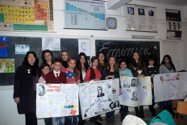 Recital de poezie şi cântec la Şcoala Gimnazială „Al.I.Cuza” Dorohoi - FOTO