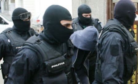 Două persoane din Dorohoi bănuite de trafic de persoane, cercetate în urma descinderilor de luni