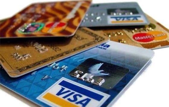 Lista băncilor care îţi iau cei mai mulţi bani de pe card