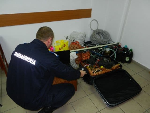 Doi tineri reținuți de jandarmi după ce au furat benzină din mai multe autoturisme
