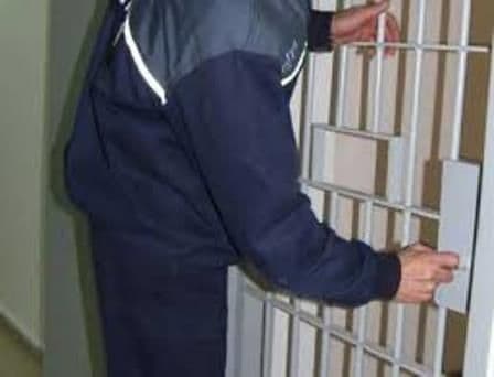 Persoane urmărite în temeiul legii, depistate de poliţişti
