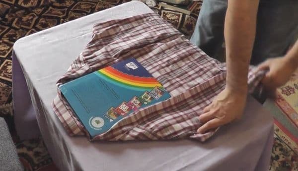 Cum împăturești o cămașă cu ajutorul unei cărți - VIDEO