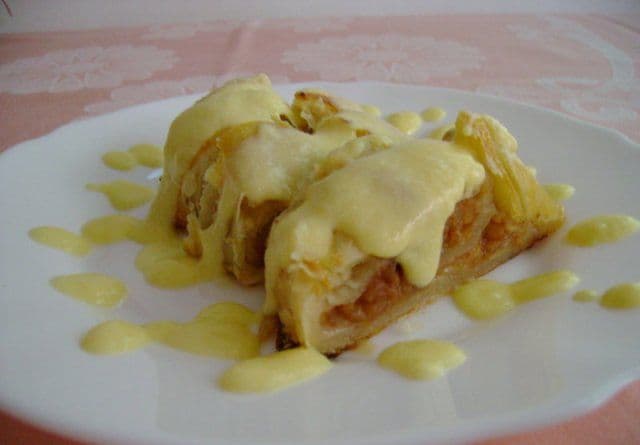 Strudel cu mere si sos de vanilie