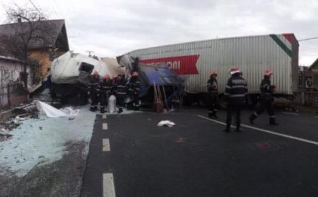 TRAGIC: Autotren a unei firme din Dorohoi implicat într-un grav accident pe DN1. Șoferul a decedat în urma impactului