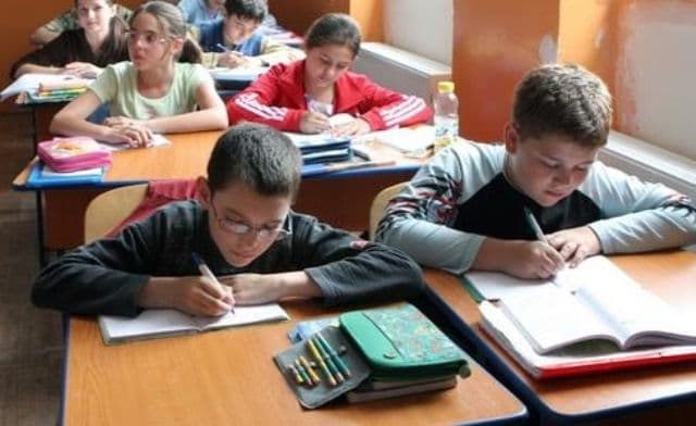 Părinţii cer ca elevii să înveţe numai dimineaţa. Orele de după-amiază ar putea fi desfiinţate
