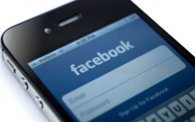 Facebook cere acces gratuit de pe telefon pentru utilizatori. Vodafone a refuzat