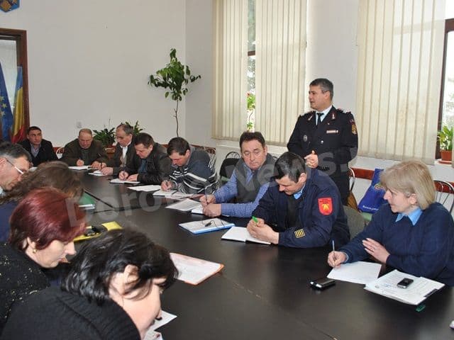 Pregătire în domeniul situaţiilor de urgenţă efectuată de ISU Botoşani cu șefii SVSU la Dorohoi - FOTO