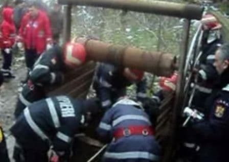 Bărbat căzut în fântână, salvat de pompieri