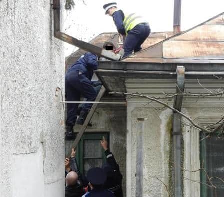 Lipsa unui serviciu l-a adus în pragul disperării: s-a urcat pe casă și a amenințat să se sinucide