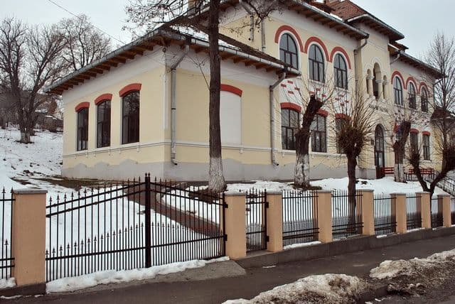 Apel! Rampa pentru persoane cu nevoi speciale de la Casa Municipală de Cultură din Dorohoi este impracticabilă