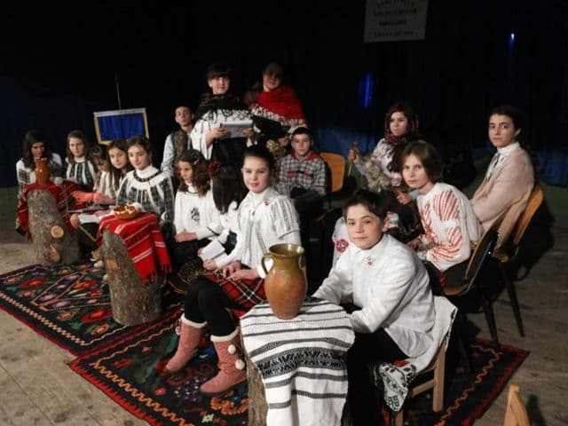 De ziua ta, măicuță! - Program artistic prezentat de elevii Școlii Gimnaziale nr.1 Văculești - FOTO