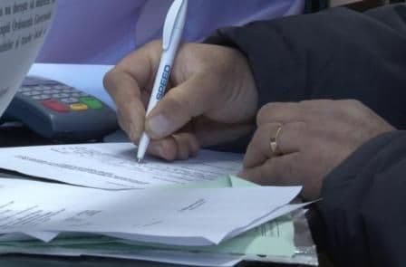 Femeie cercetată pentru înșelăciune şi fals în înscrisuri sub semnătură privată