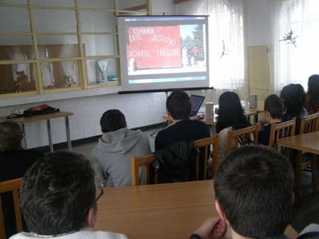 Polițiștii continuă activitățile de prevenire a delincvenţei juvenile şi a victimizării minorilor în școli