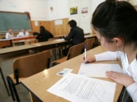 Eseul incredibil scris de o elevă la simularea examenului de română. Profesorul corector i-a răspuns