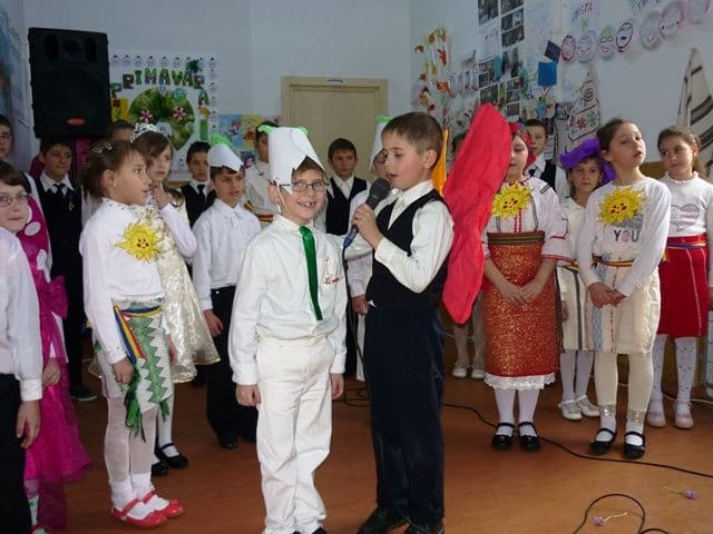 „În cinstea ta, MĂMICO!” – Program artistic organizat la Şcoala Primară nr.2 Sauceniţa - FOTO
