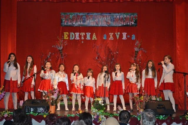 Cântece, poezii şi momente de dans la concertul omagial „Flori pentru mama”, ediţia a XVI-a - FOTO