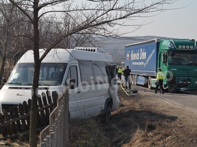 UPDATE Accident la ieșirea din Dorohoi: Cinci victime transportate la spital după impactul unui autotren cu un microbuz - VIDEO/FOTO