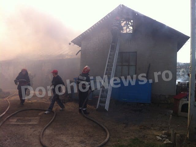 Incendiu puternic izbucnit în această dimineaţă la o anexă gospodărească din Dorohoi